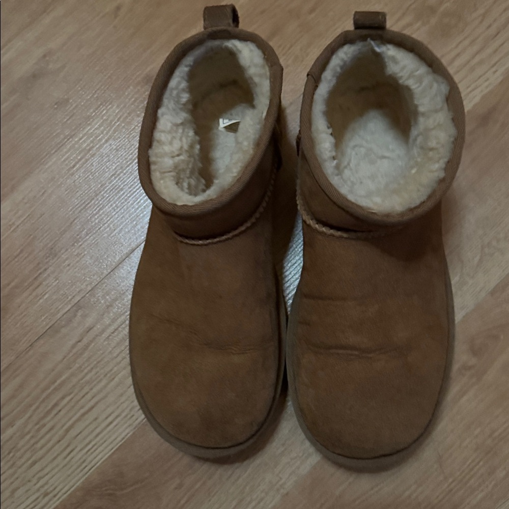 Ugg Classic Ultra Mini Boots gently used size 9
